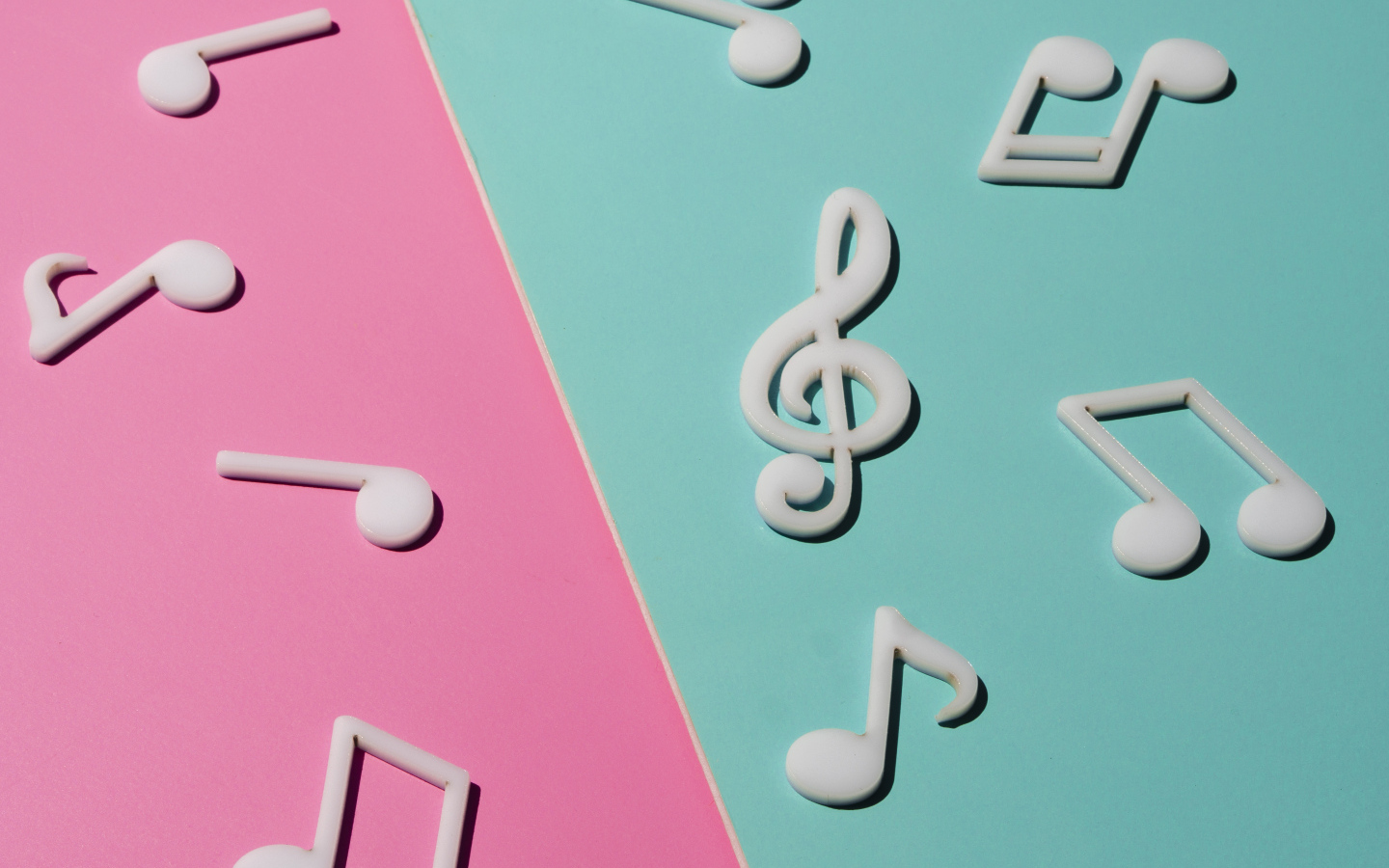 Розовый и голубой фон с нотами