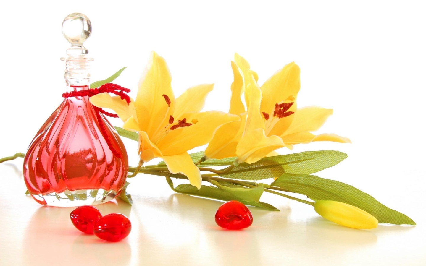 Желтые лилии на белом фоне с духами