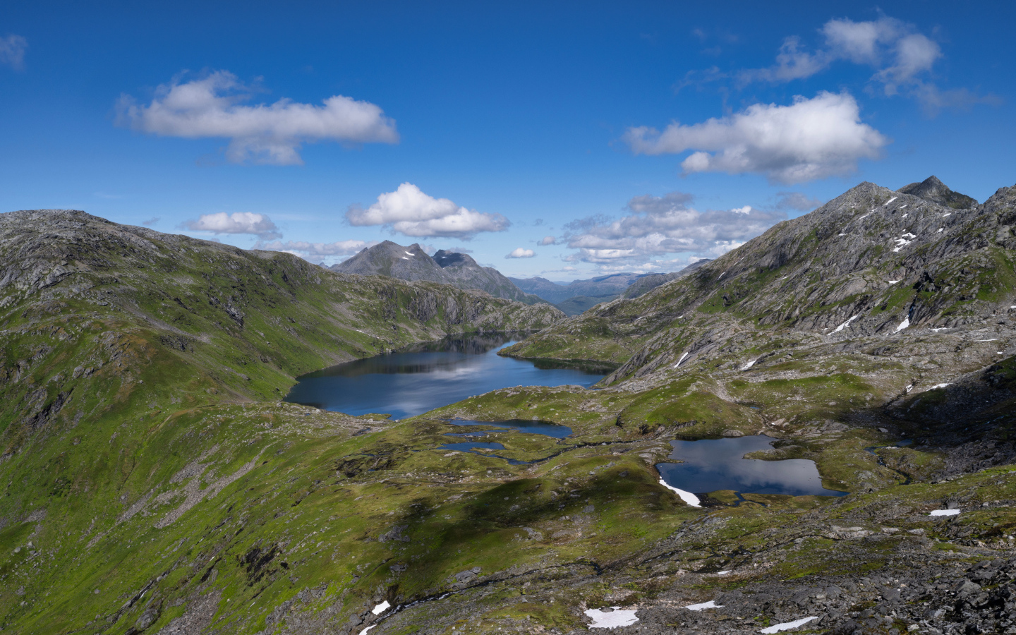 Красивый вид на горное ущелье с водой 