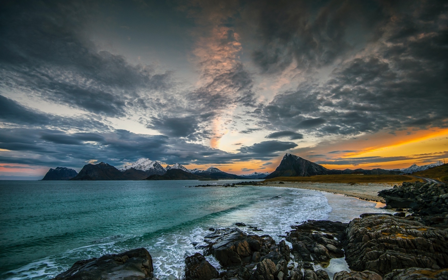 Черные облака над водой океана