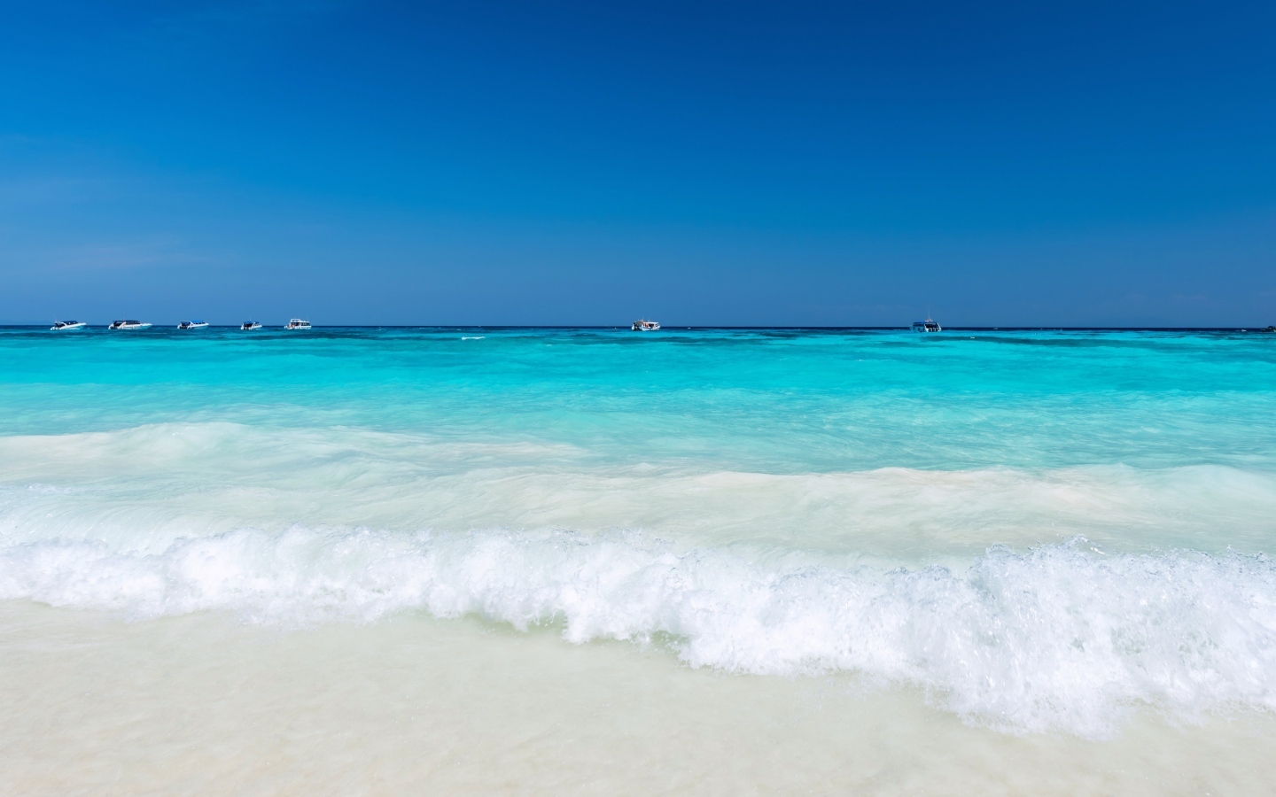 Бирюзовый океан с белыми волнами