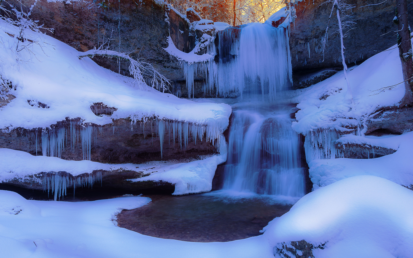Заледеневший водопад на скале зимой