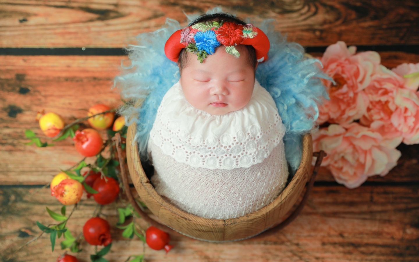 Маленький ребенок завернут в белое покрывало