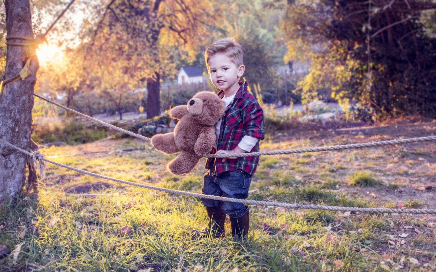 Маленький красивый мальчик с игрушкой