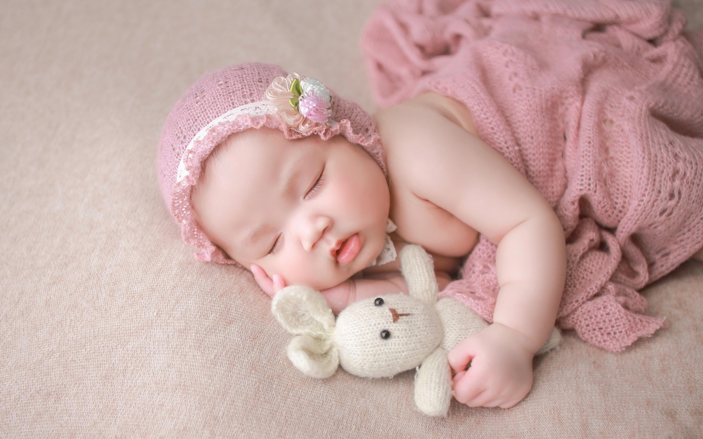 Спящая маленькая девочка с игрушечным зайцем