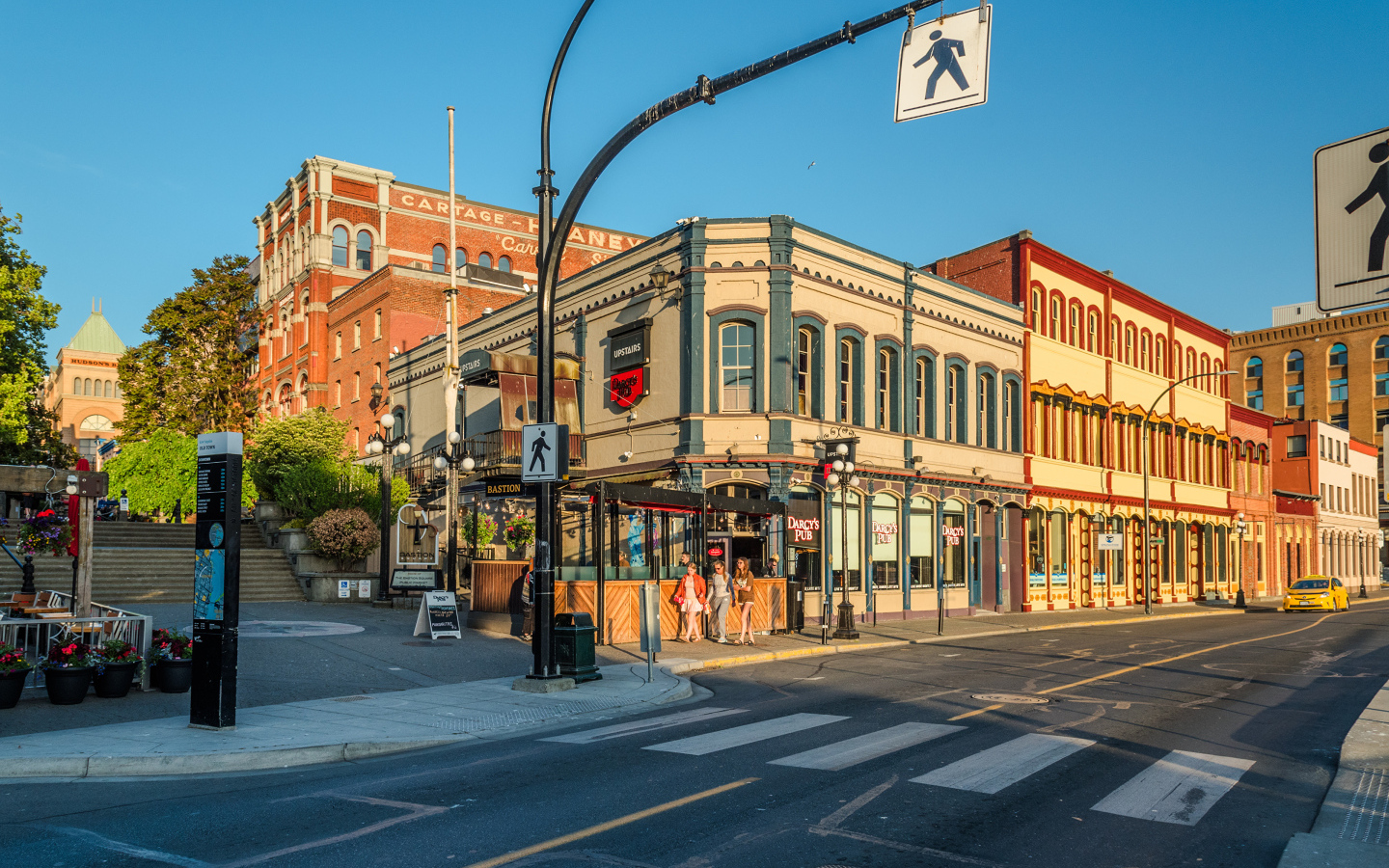 Красивые дома в лучах солнца, Канада 