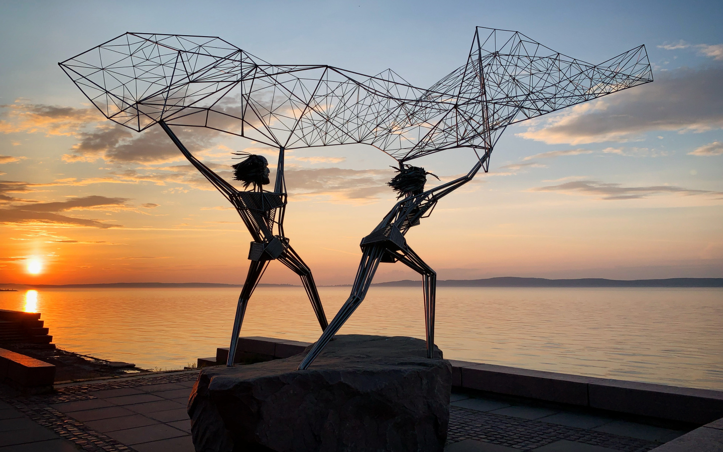 Скульптура Рыбаки на набережной на закате,  Петрозаводск. Россия