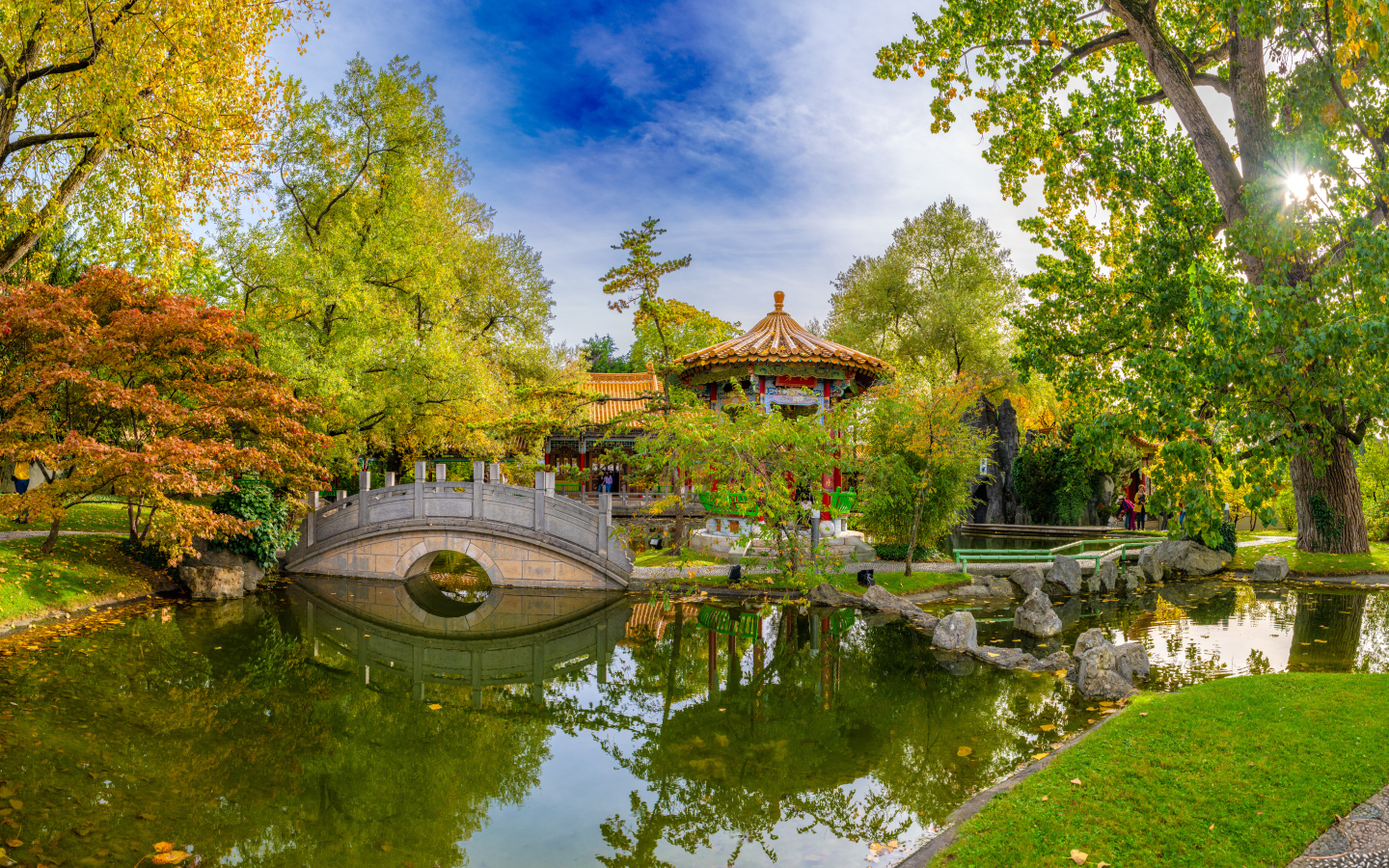 Беседка в парке у пруда, Швейцария