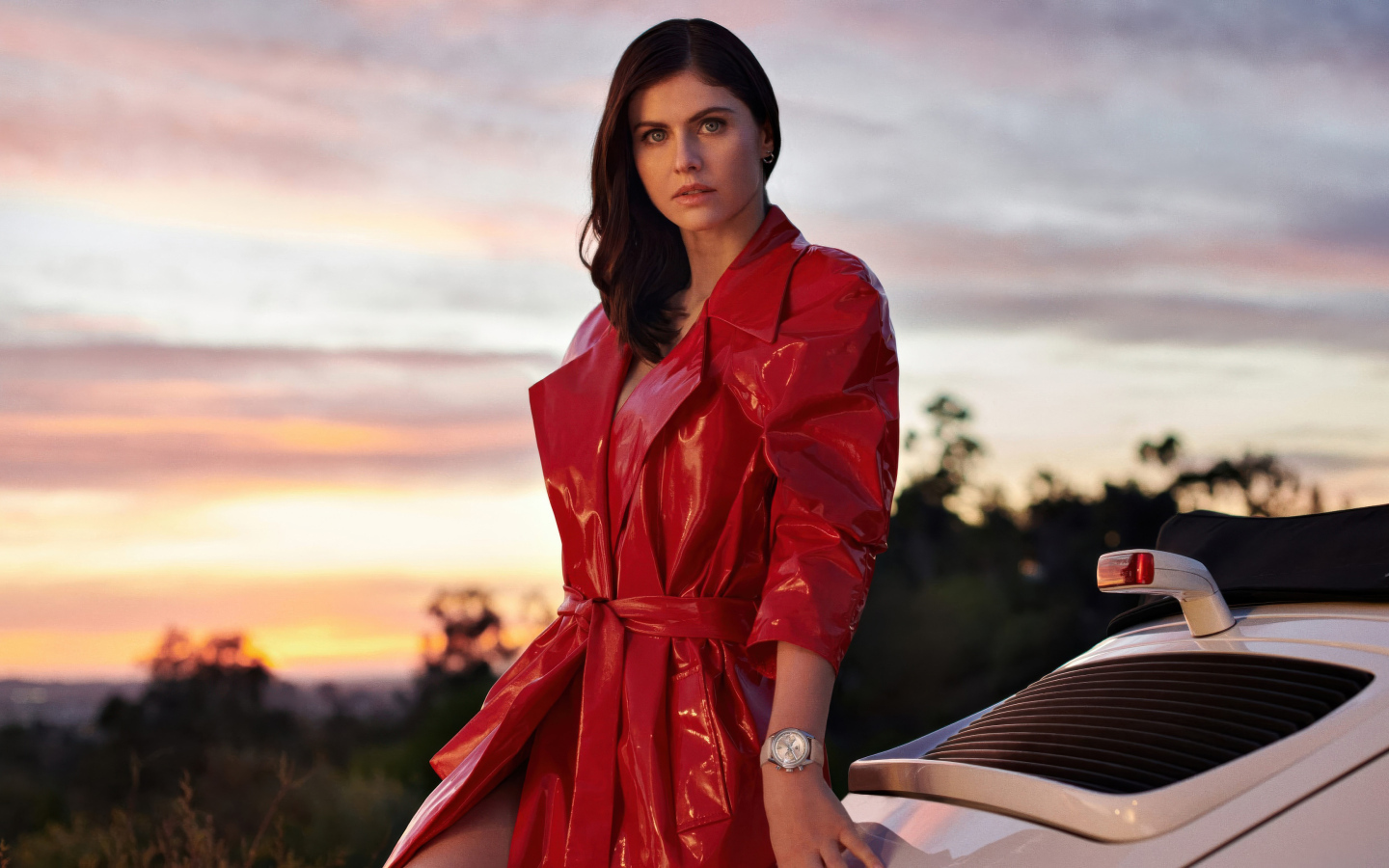 Актриса Александра Даддарио в красном плаще у автомобиля