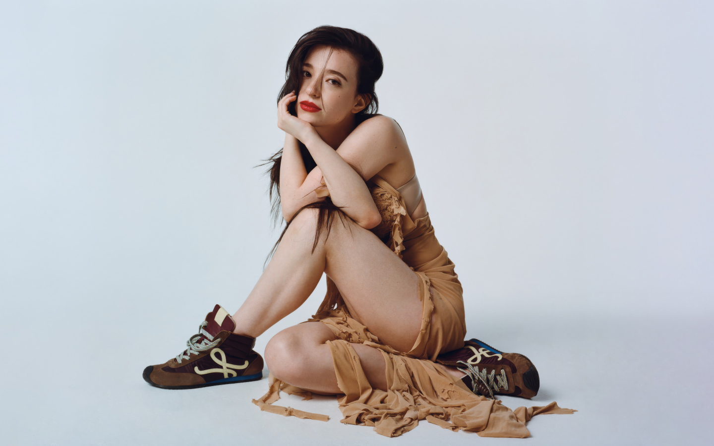 Молодая актриса Майки Мэдисон на сером фоне