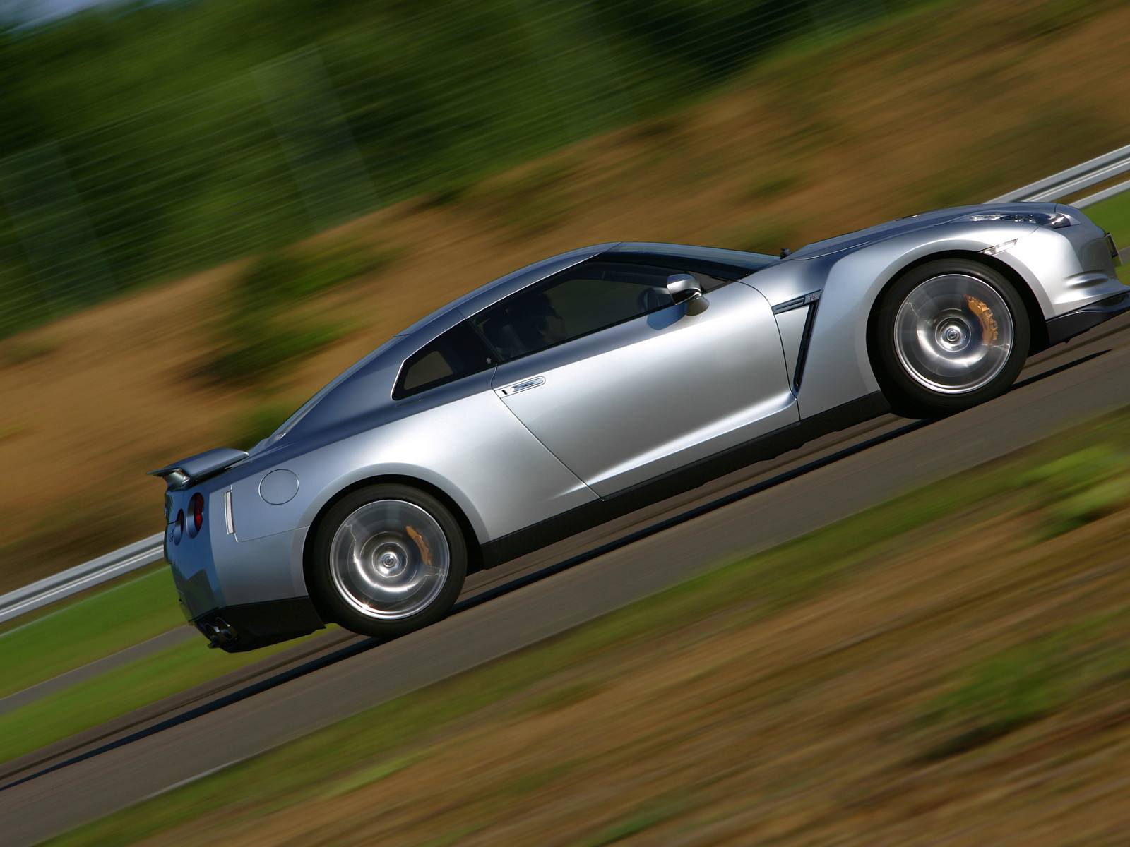 Nissan GT 2х местный автомобиль