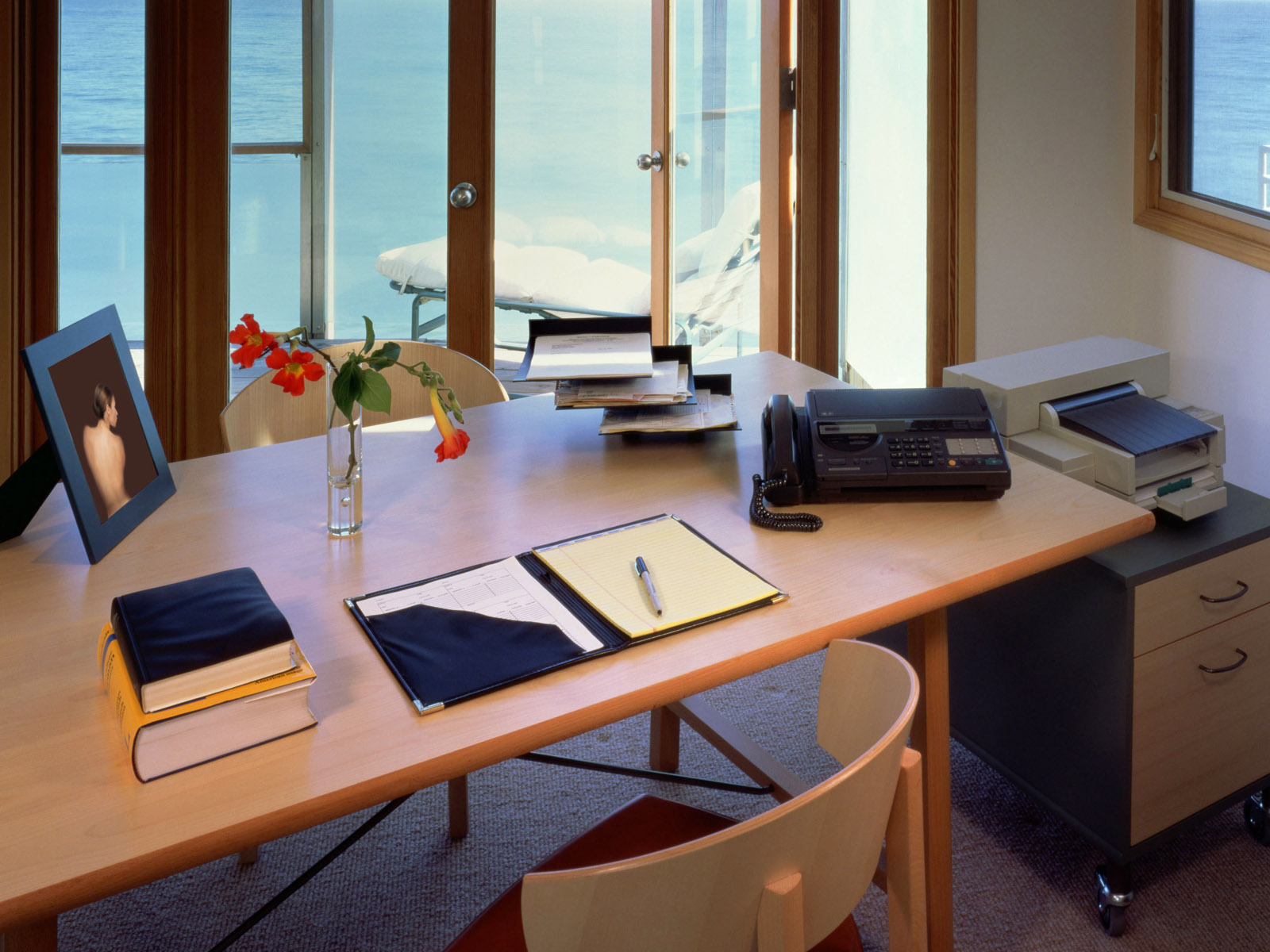 Убирать столы для посетителей необходимо. Стол для офиса. Рабочее место в офисе. Стол рабочий офисный. Идеальное рабочее место.
