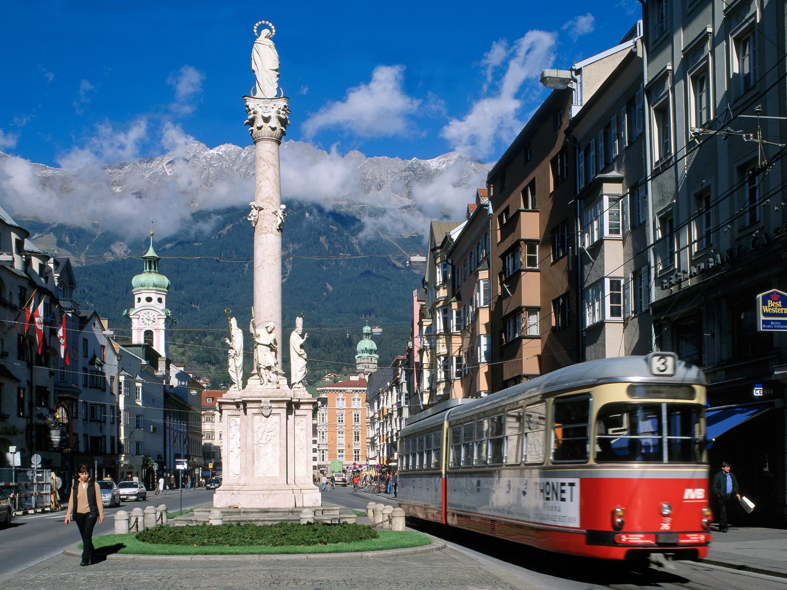 https://www.zastavki.com/pictures/1600x1200/2008/World_Austria_Maria_Theresa_Strasse__Innsbruck__Austria_007840_.jpg