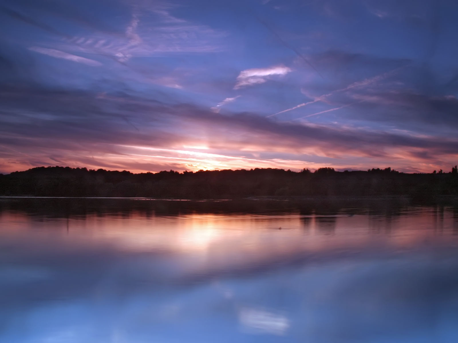 Озеро Still lake в сумраке