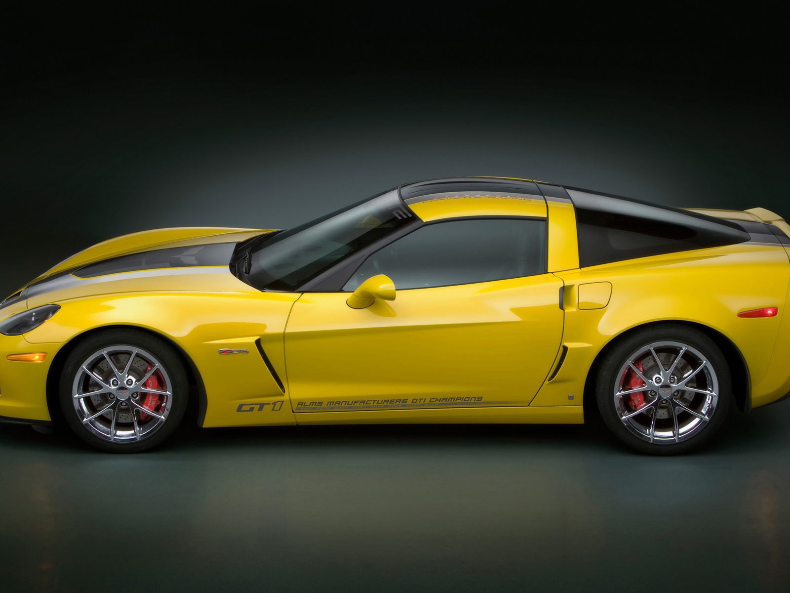 Желтый спорткар