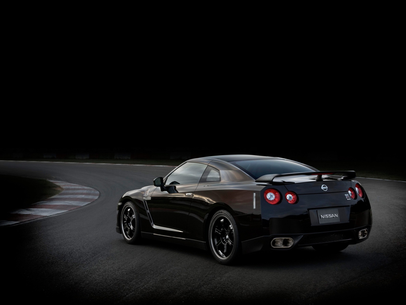 Черный Нисан