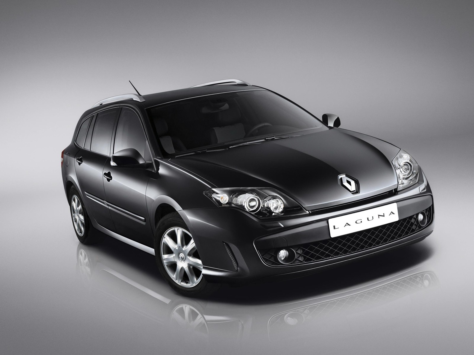 Черная Renault Laguna