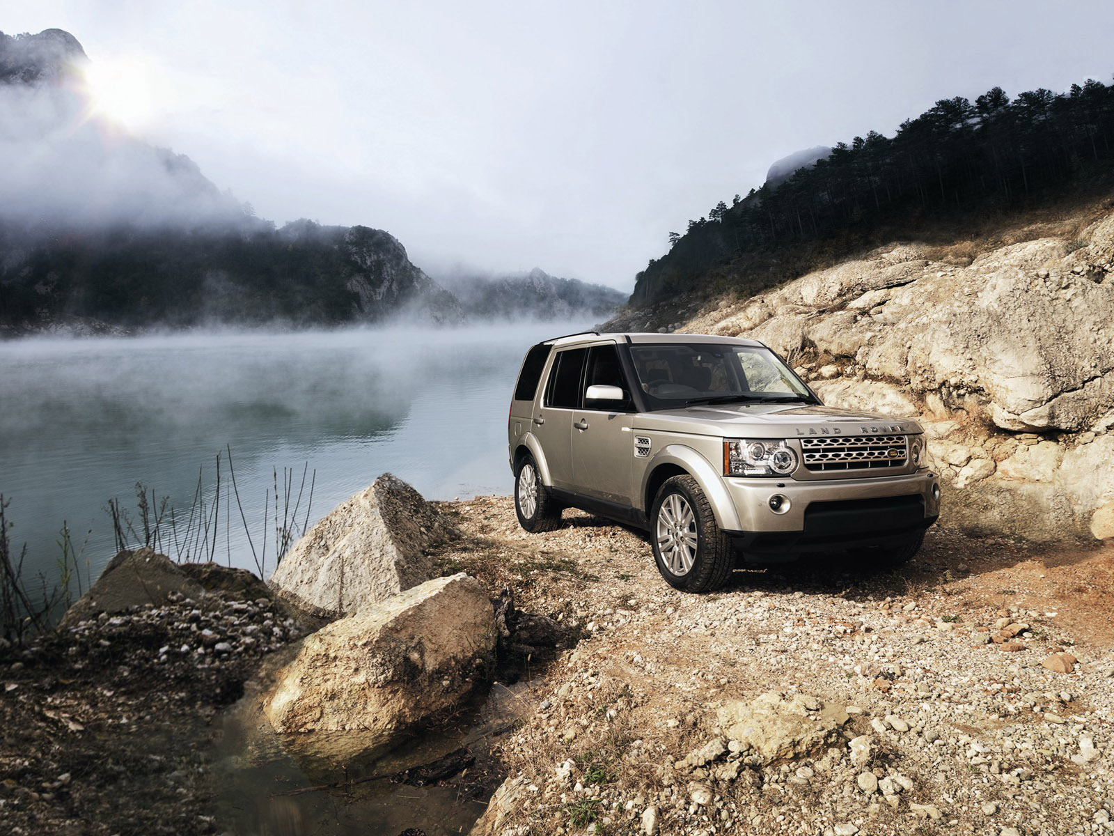 Внедорожник у озера