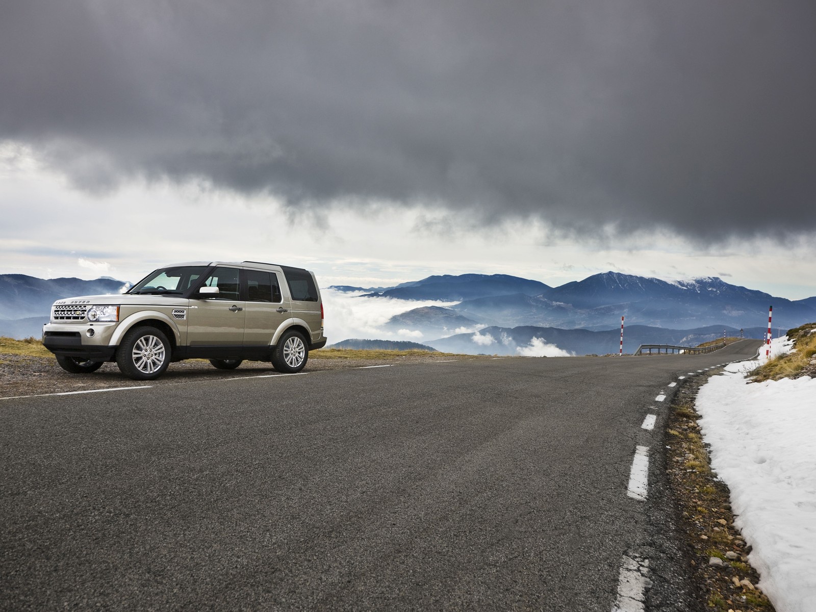 Rover на горной дороге