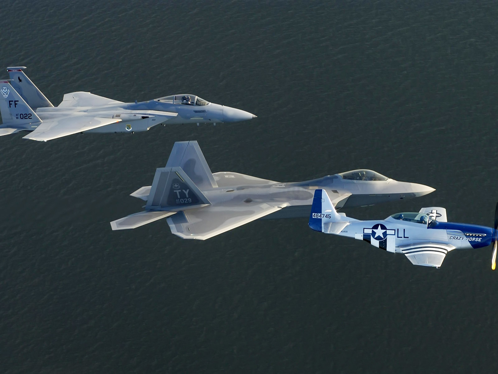 Военная авиация / полет над морем