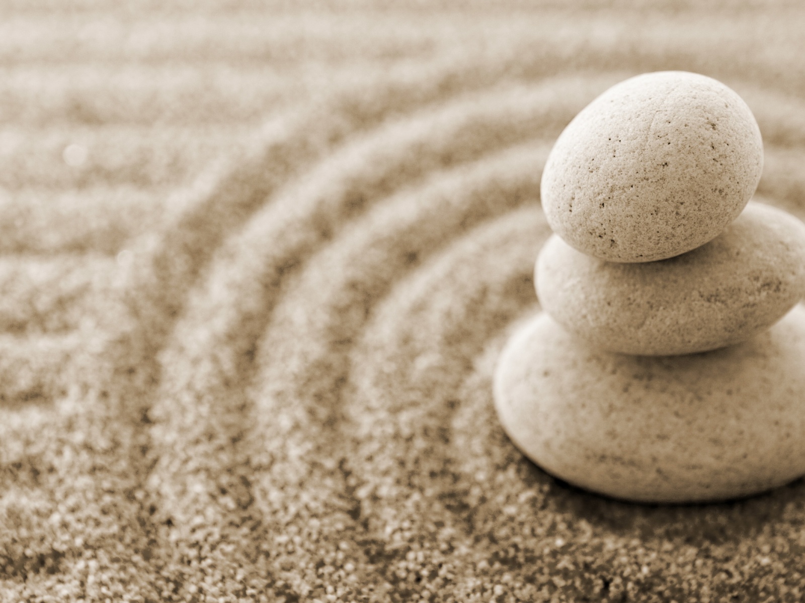 Камни на песке