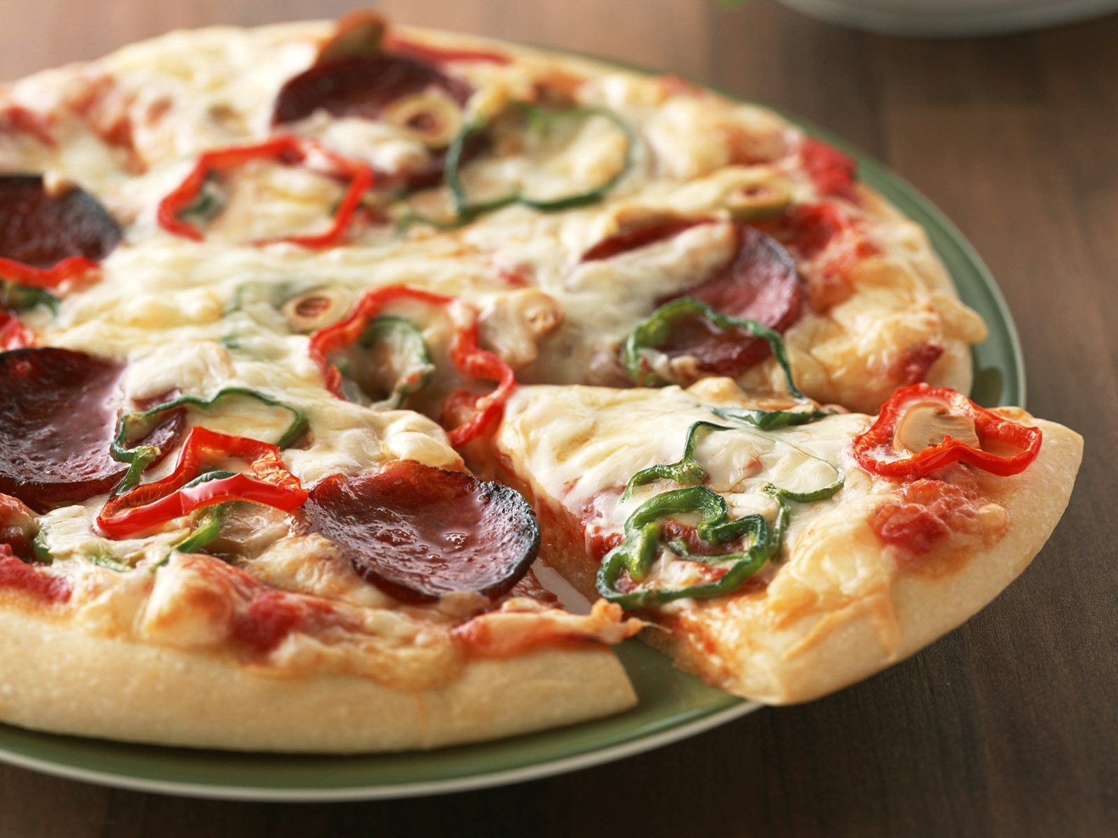 Pizza reaby. Традиционная итальянская пицца. Настоящая итальянская пицца. Сочная вкусная пицца. Пецица.