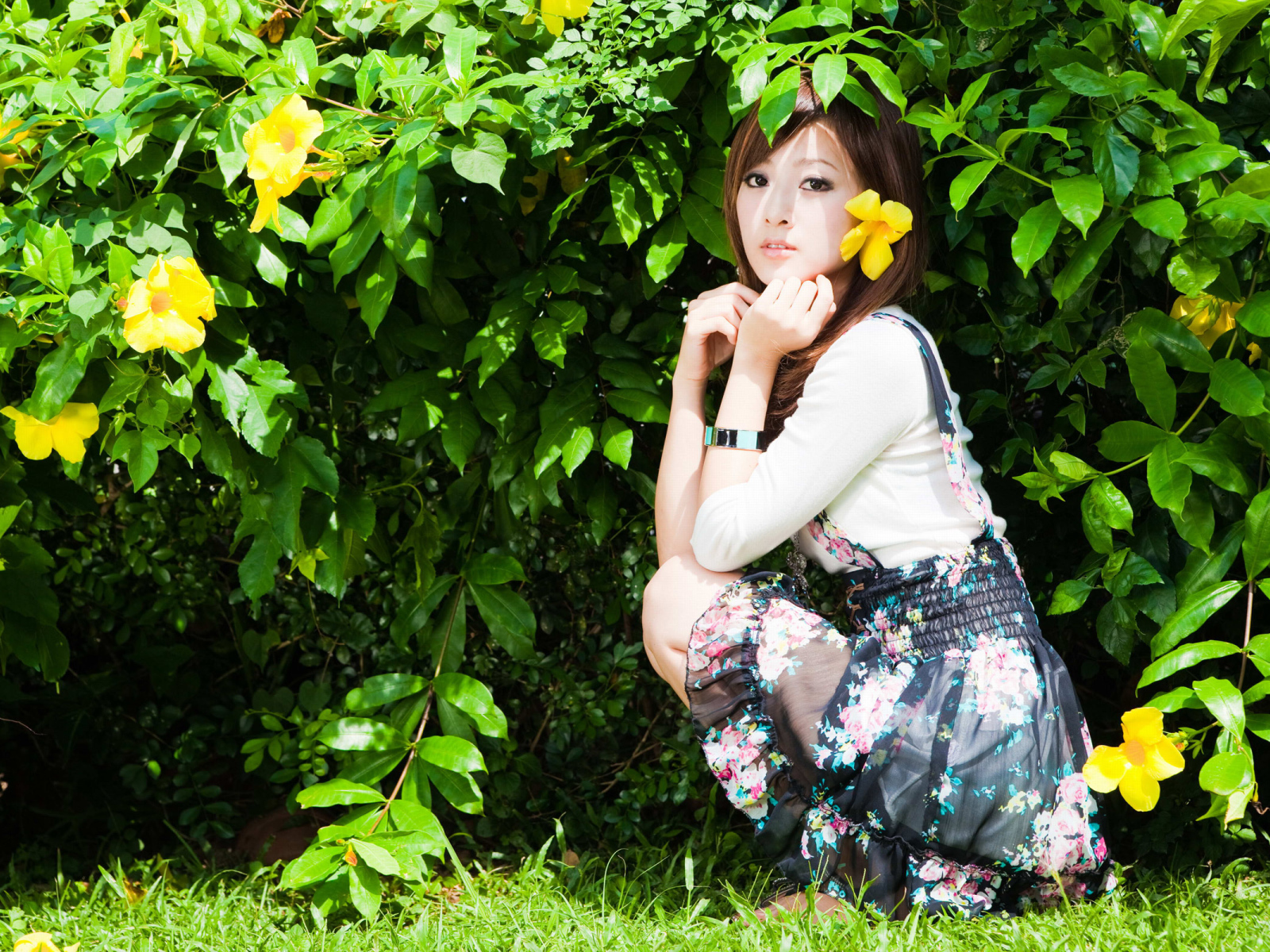 Девушка в саду