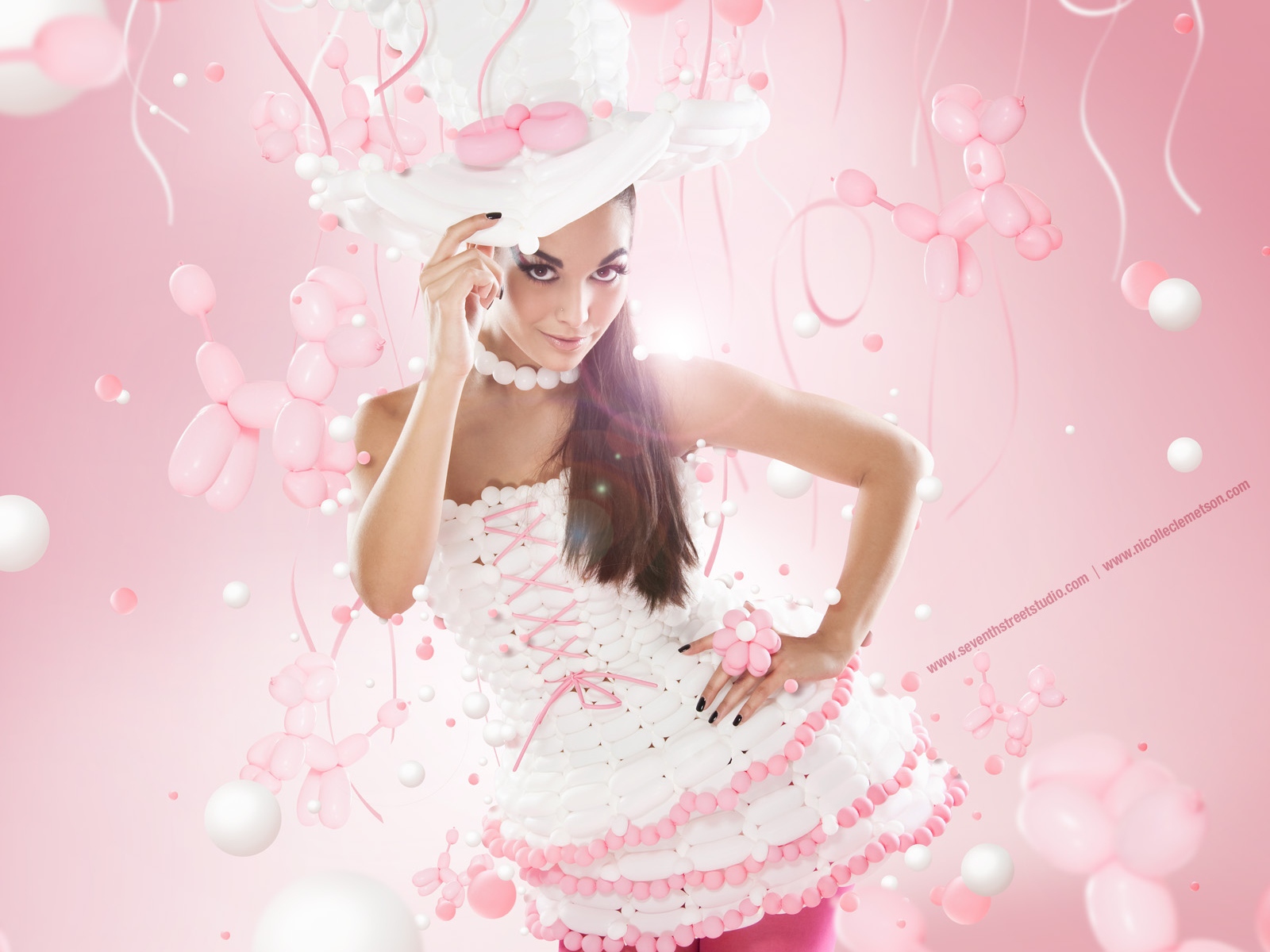 Красивая девушка в розовом