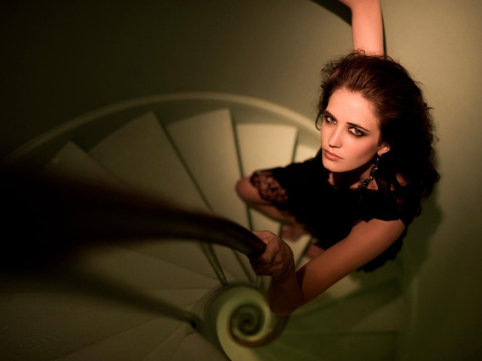 Девушка на лестнице