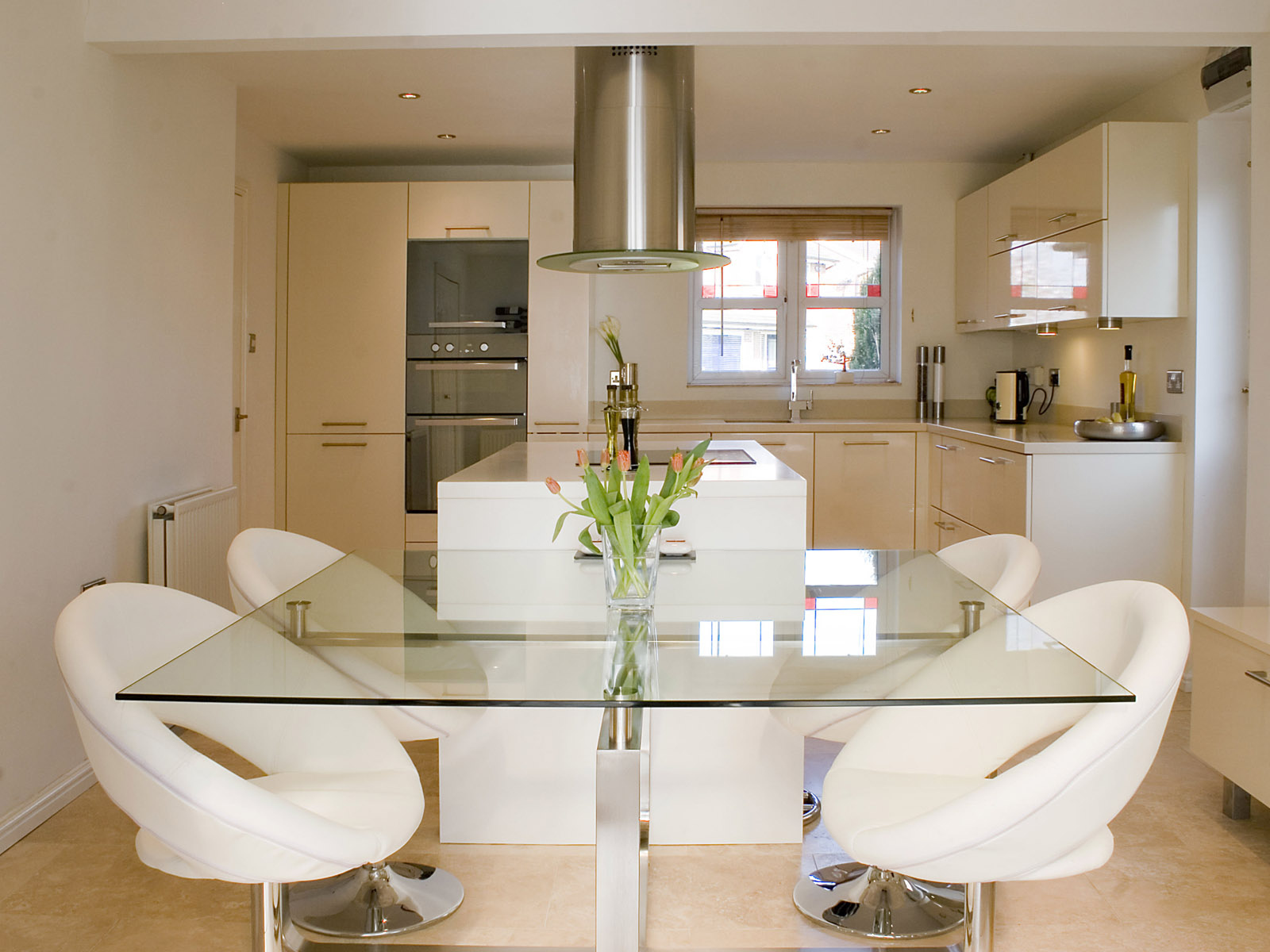 Стеклянный кухонный стол