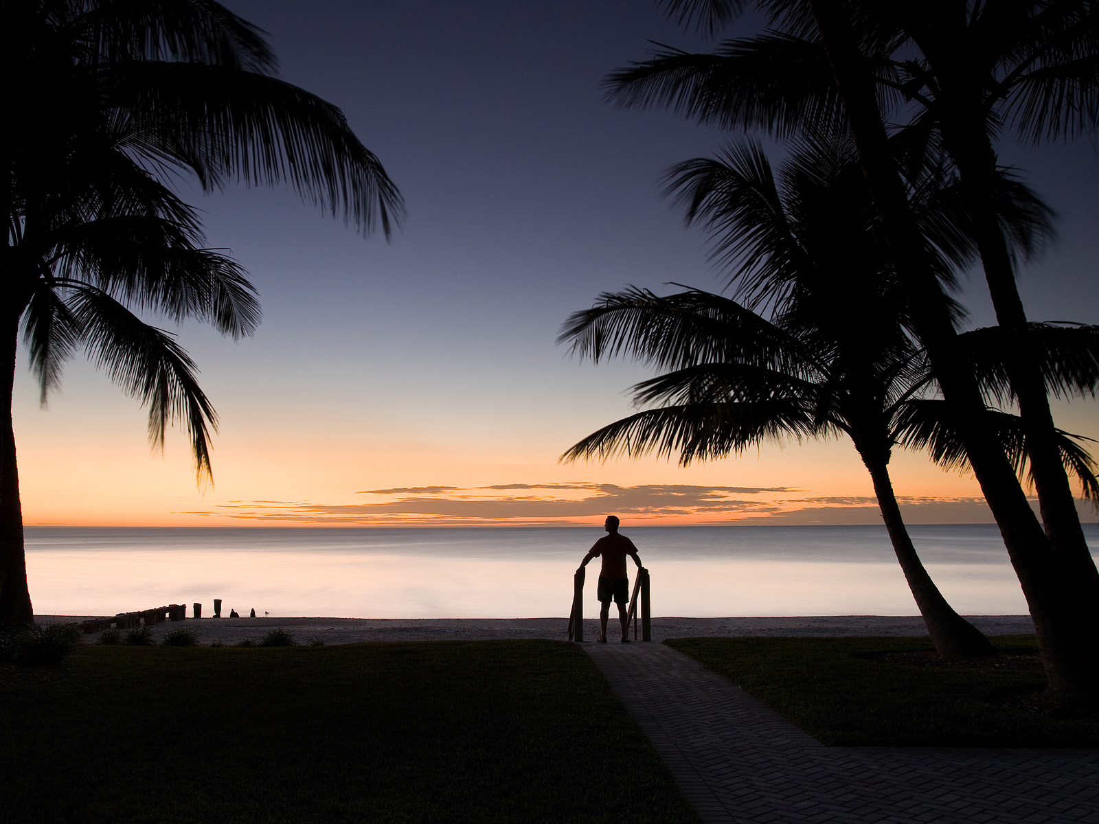 Силуэт на пляже