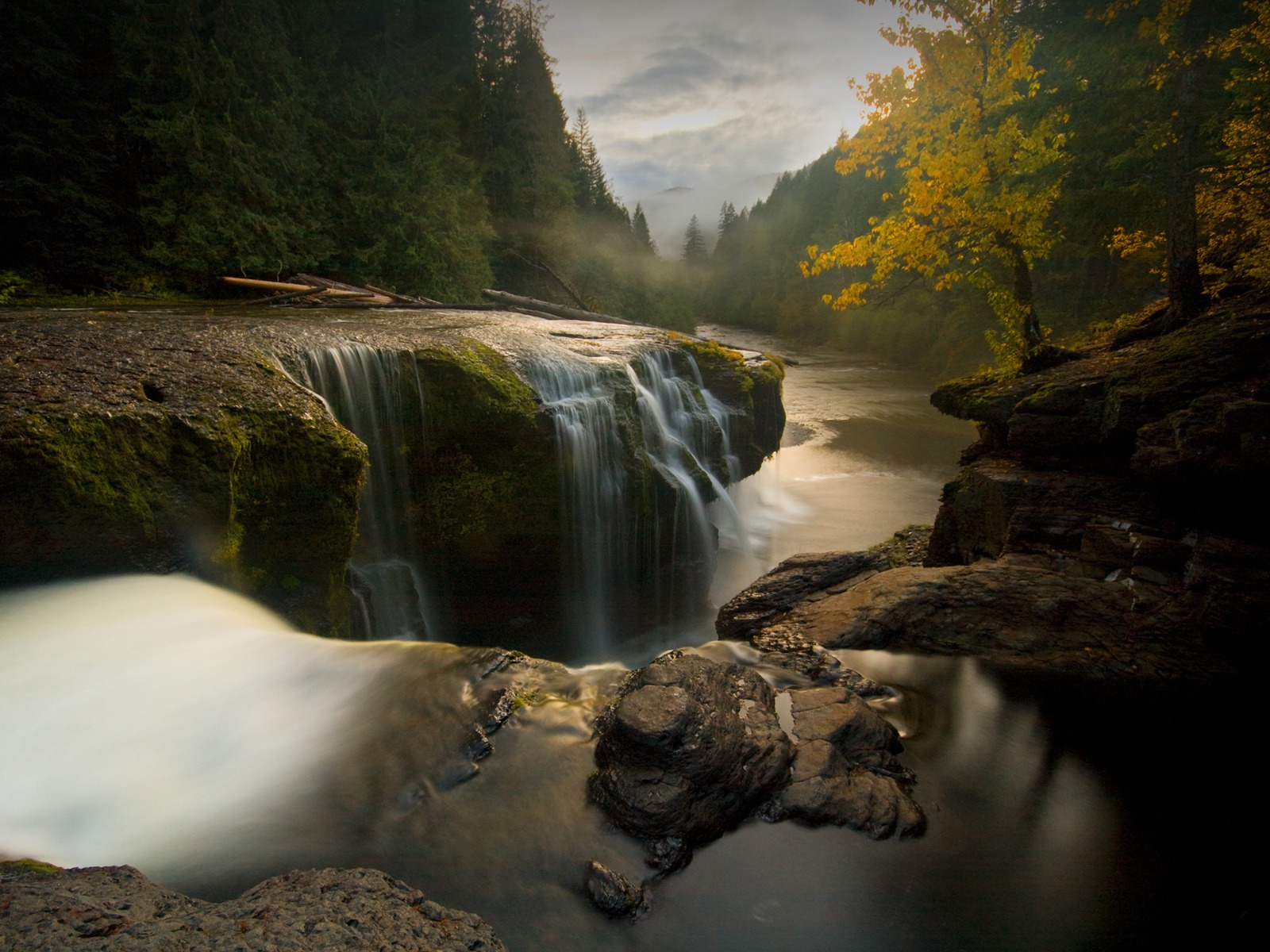 Водопад Lewis River