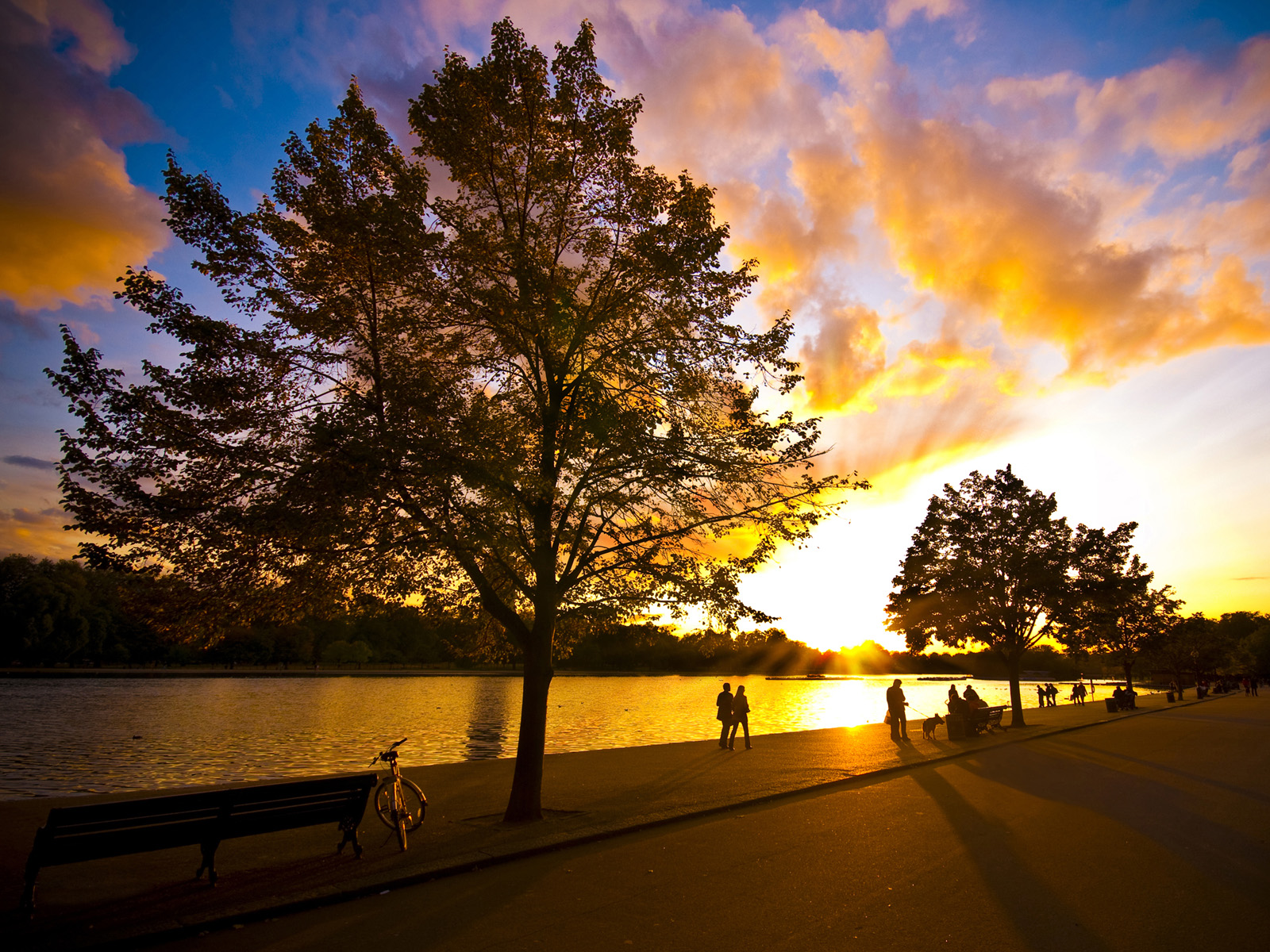 Красивый закат у реки