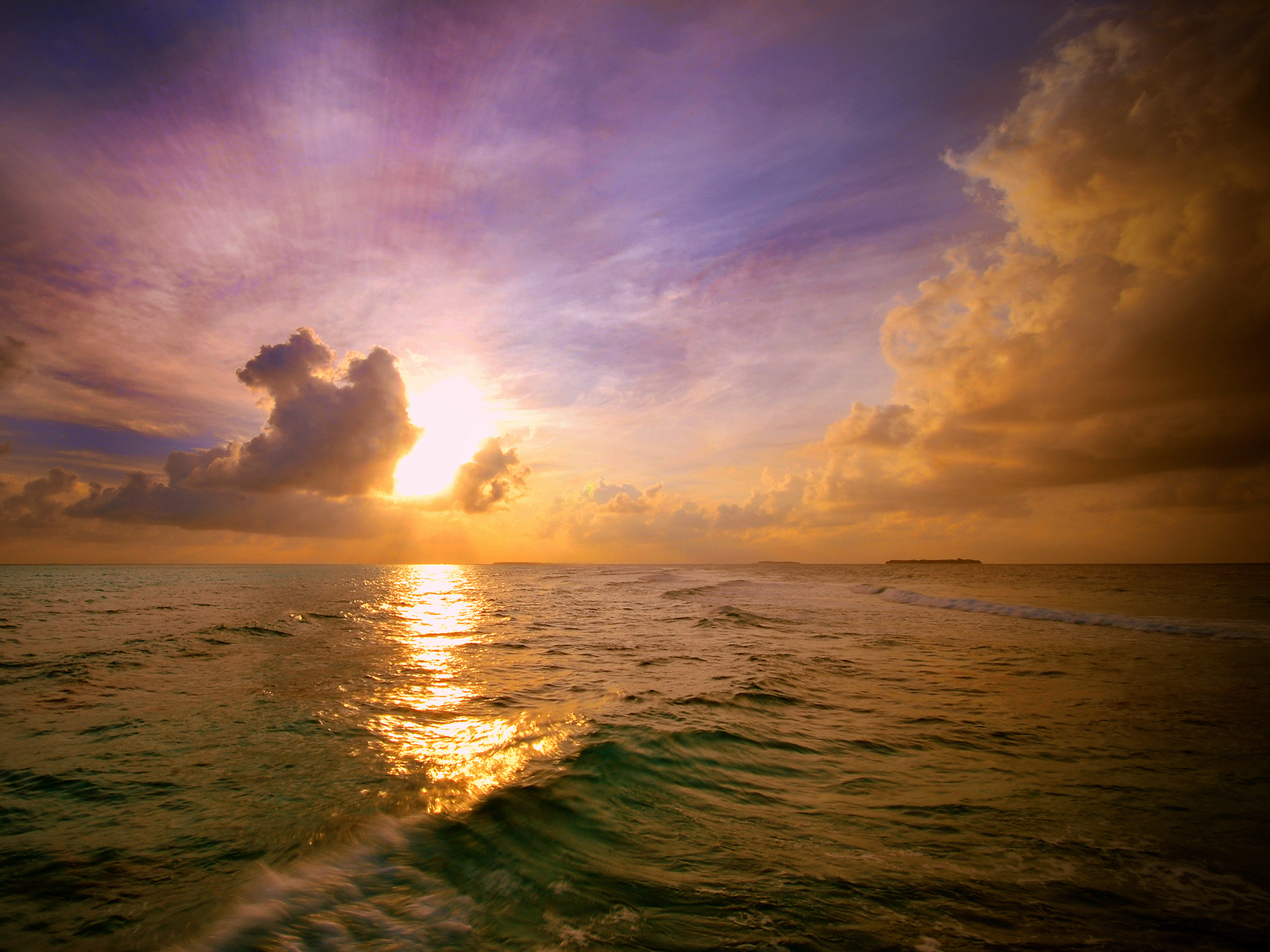 Закат на морском горизонте