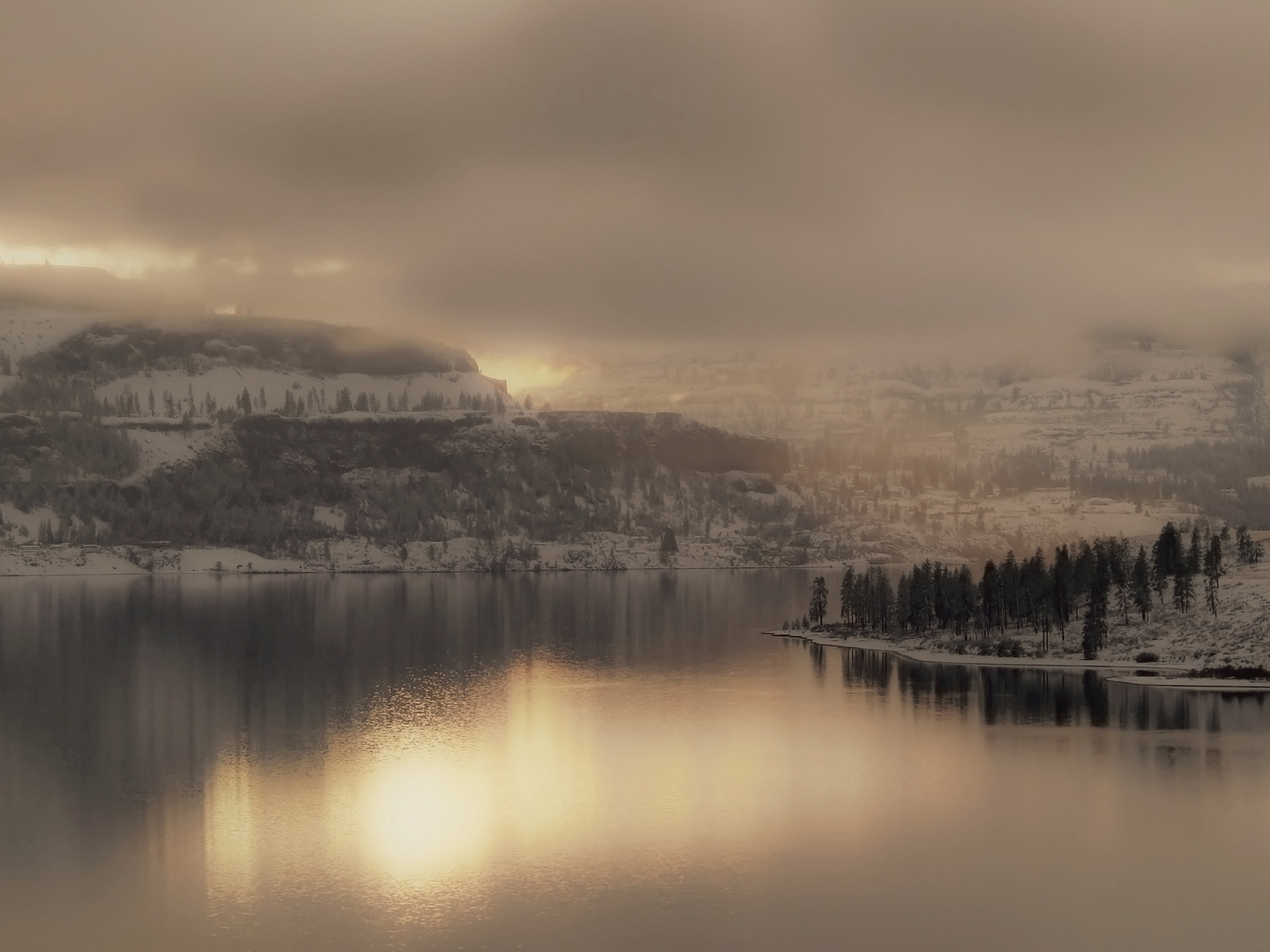 Солнечный закат в горах