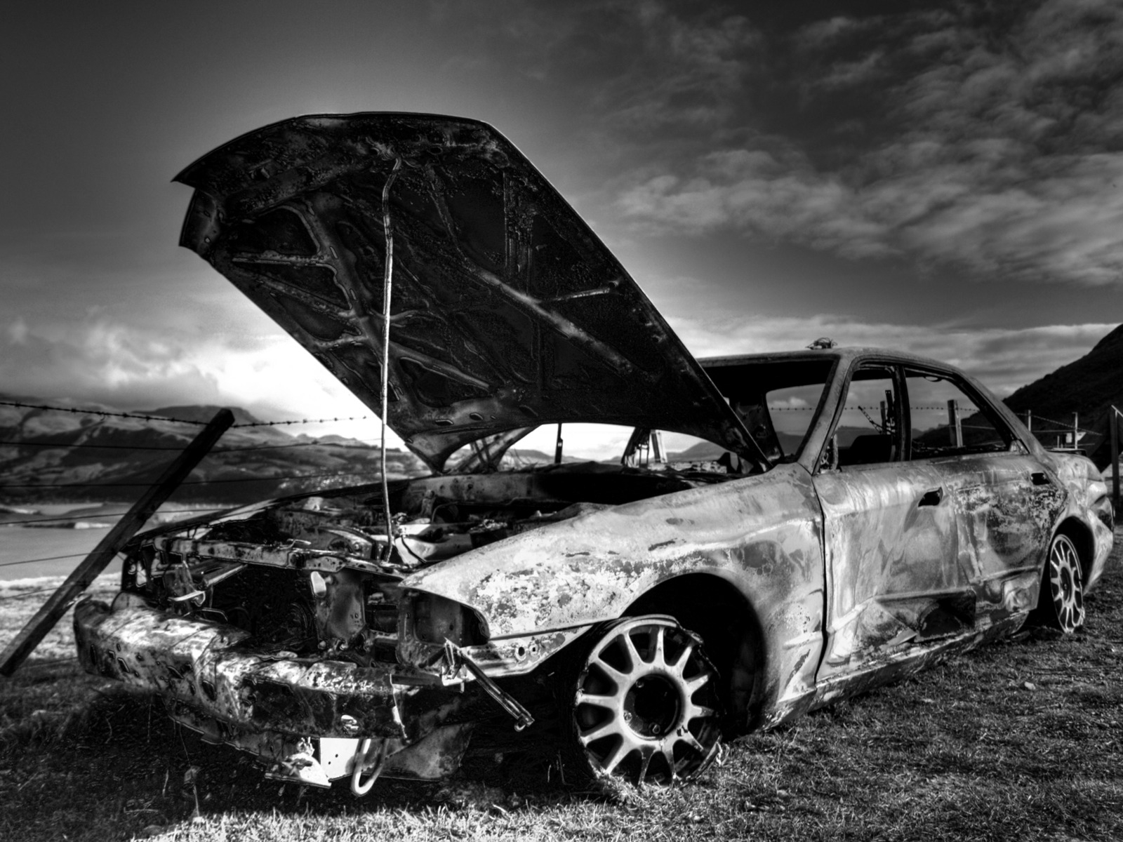 Старая сгоревшая машина