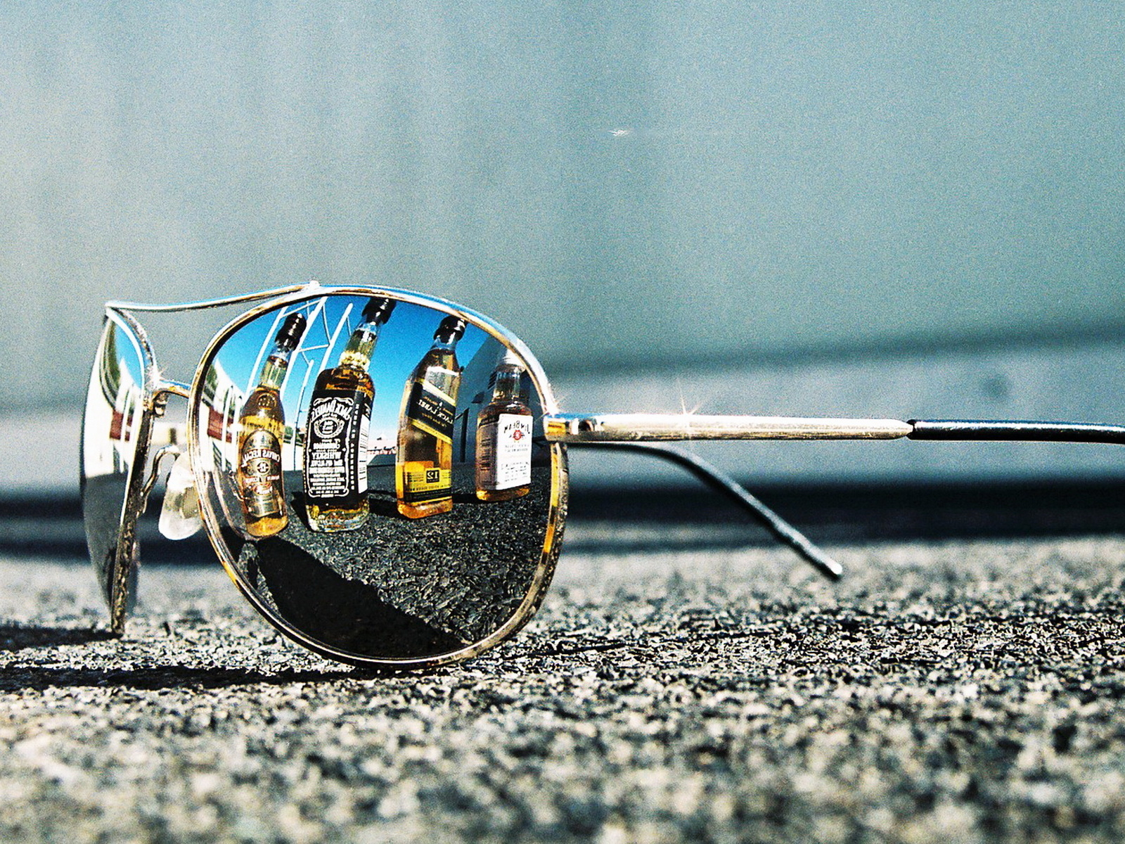 Очки на асфальте