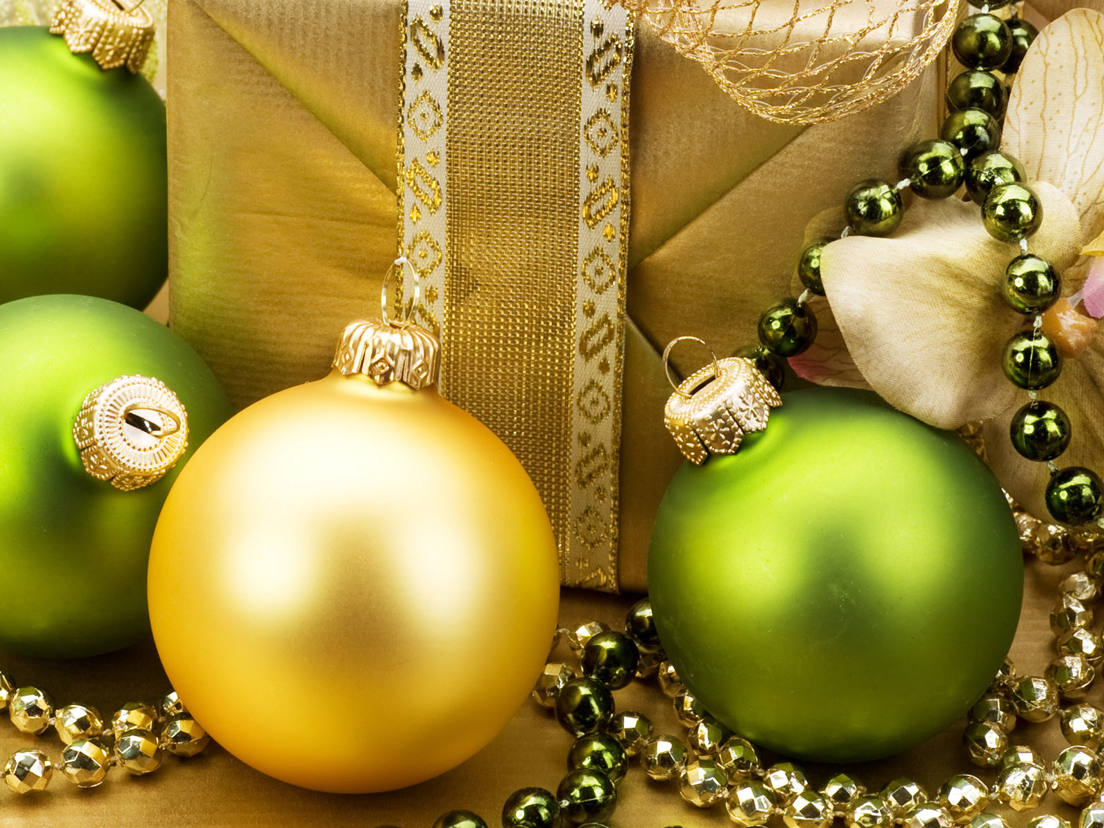 Подарки под елкой 2011