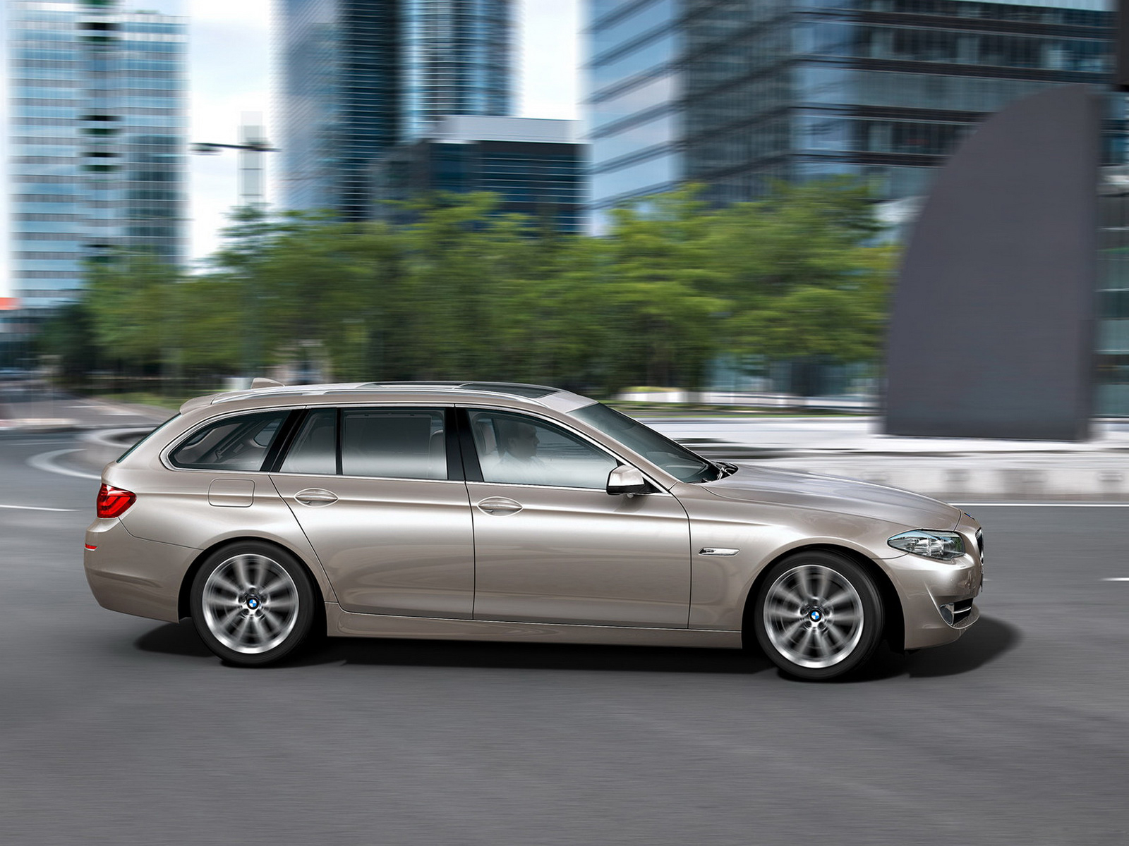 БМВ 5 Серии двигаясь по городу