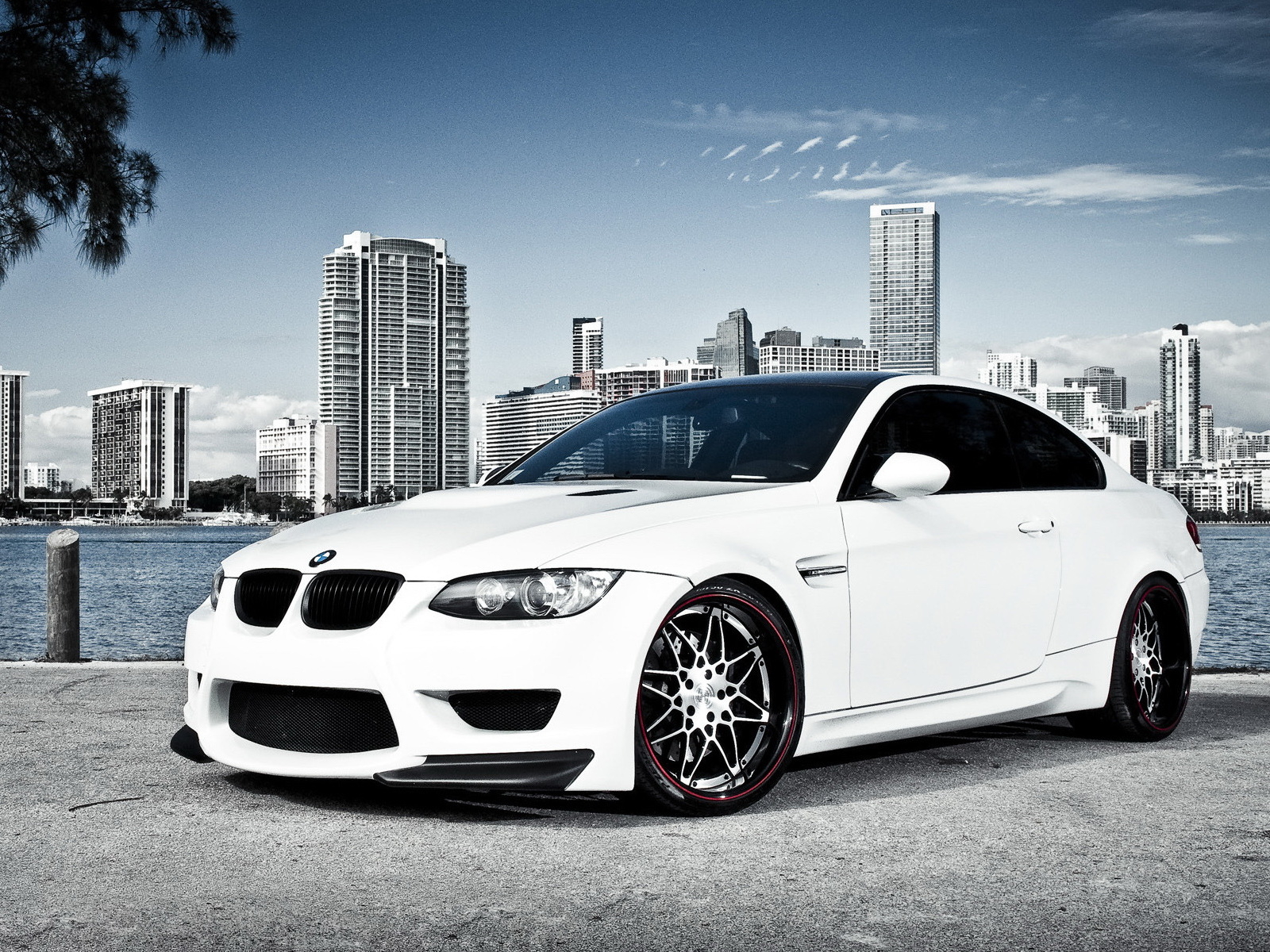 белый БМВ М3