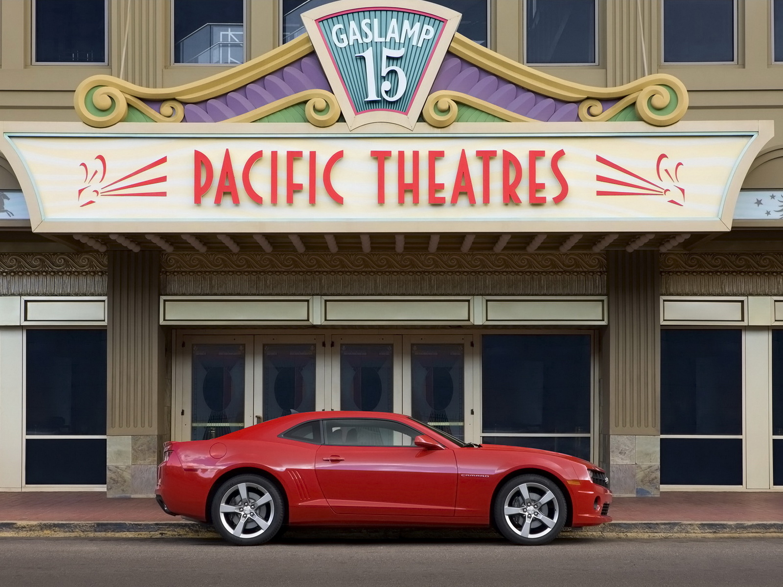 Красный Шевроле Камаро