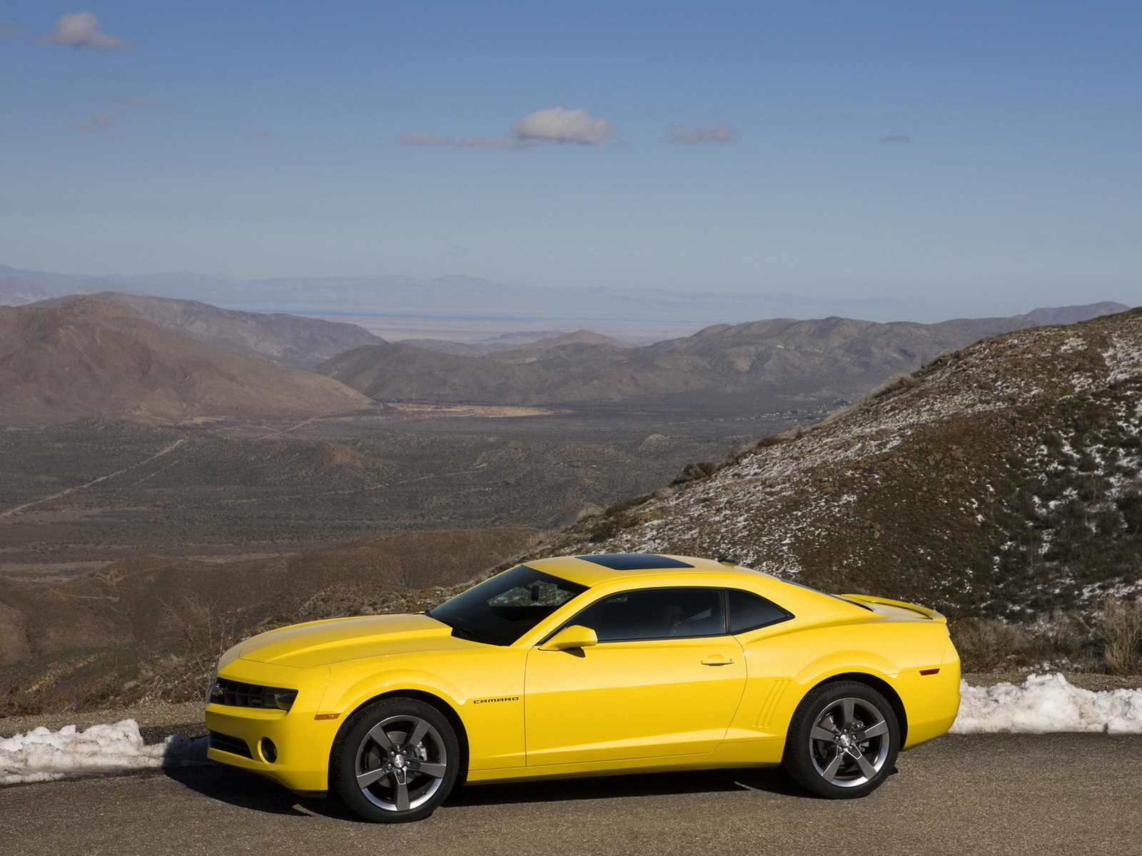 Желтый Шевроле Камаро 2011