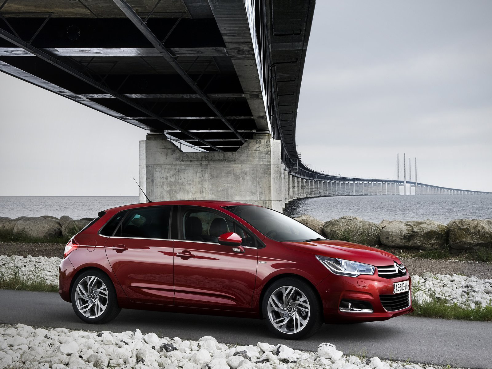 Ситроен С4 под мостом