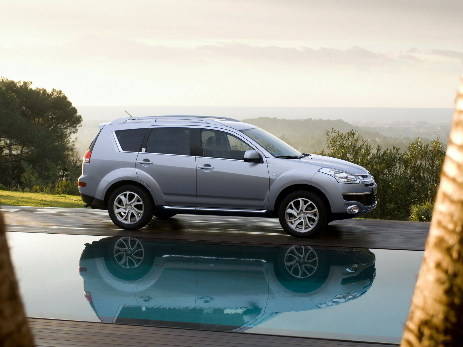 Ситроен С Кроссер возле бассейна