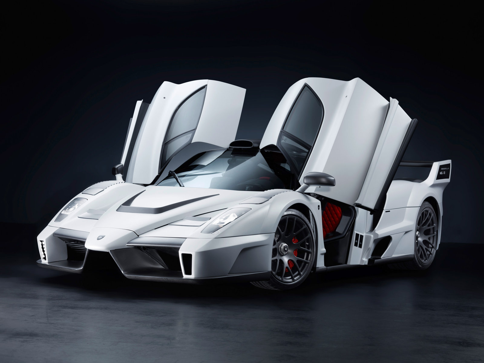 Белая Ferrari Enzo