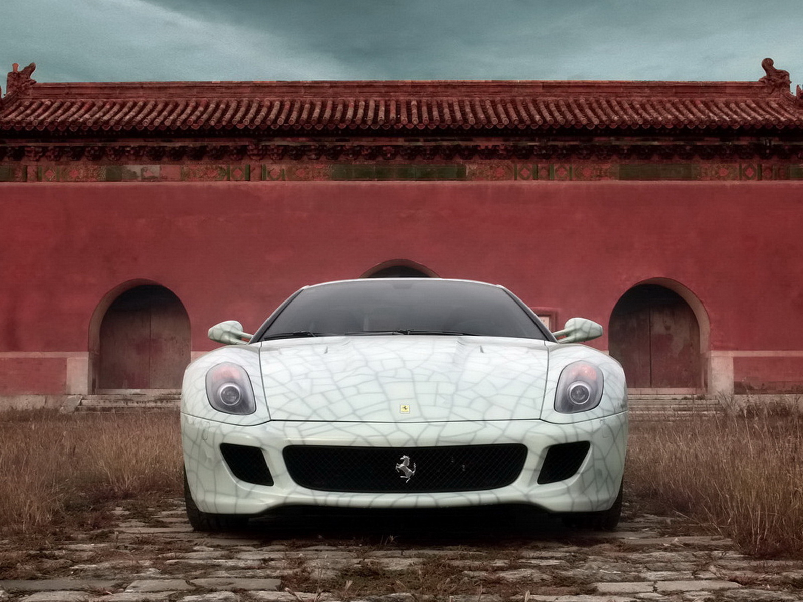 Феррари 599 Китай возле стены