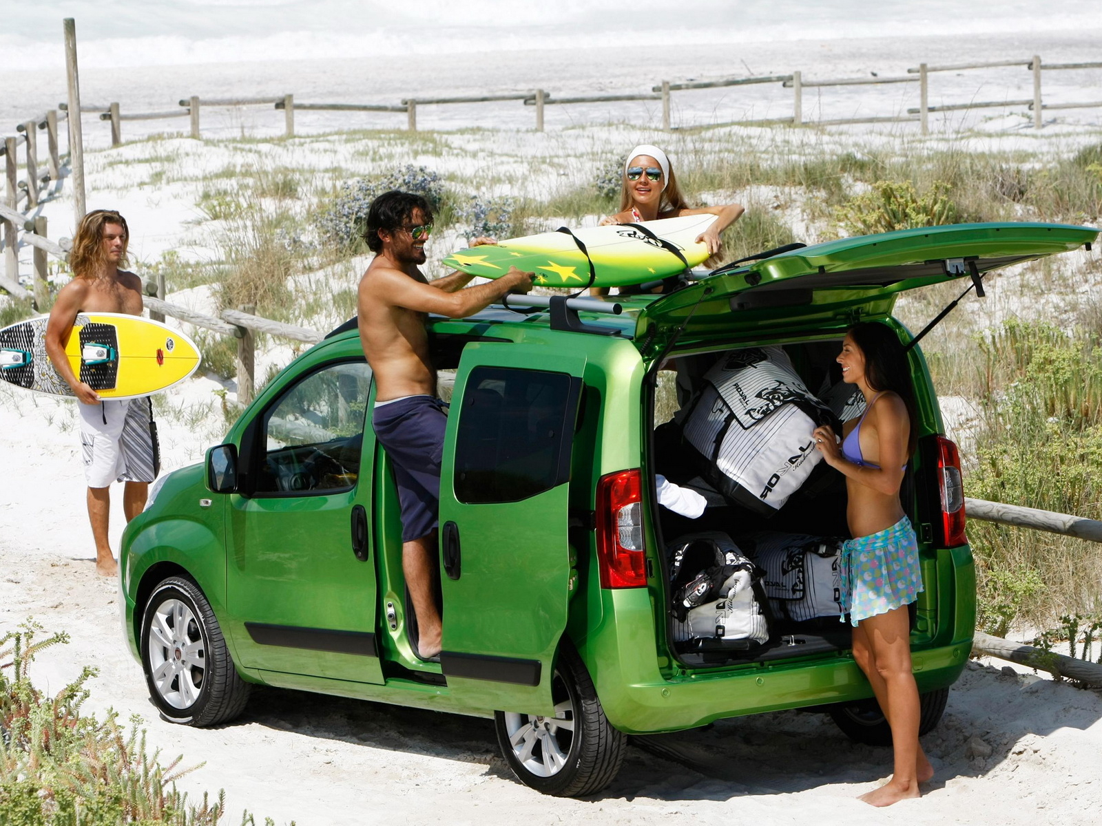 Фиат Фиорино рызграужаясь на пляже