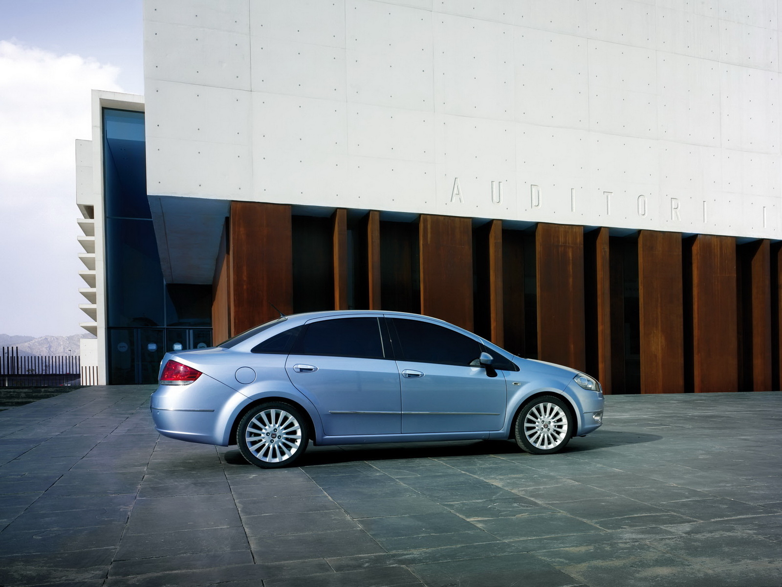 Фиат Линеа голубого цвета