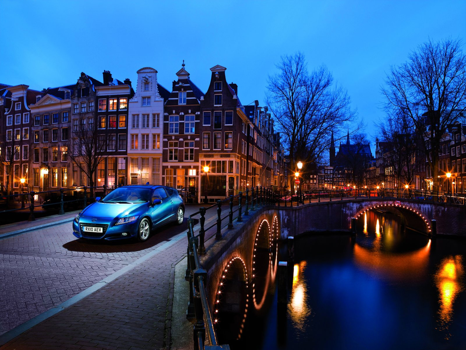 Хонда СR-Z в вечернем городе