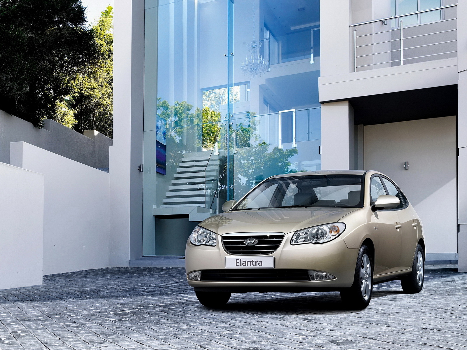 Хендай Элантра во дворе